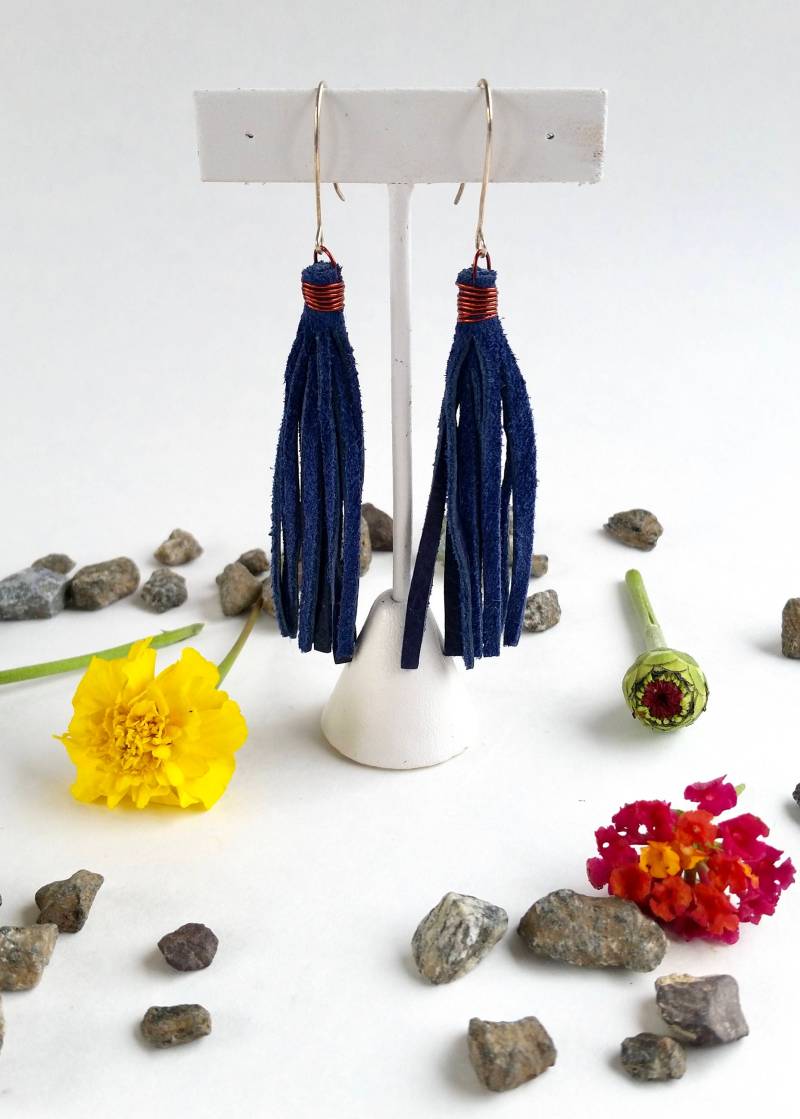 Boho Leder Fransenohrringe - Navy Blue Echtleder Recycling Ohrhaken Sterling Baumeln von ATreasureHunt