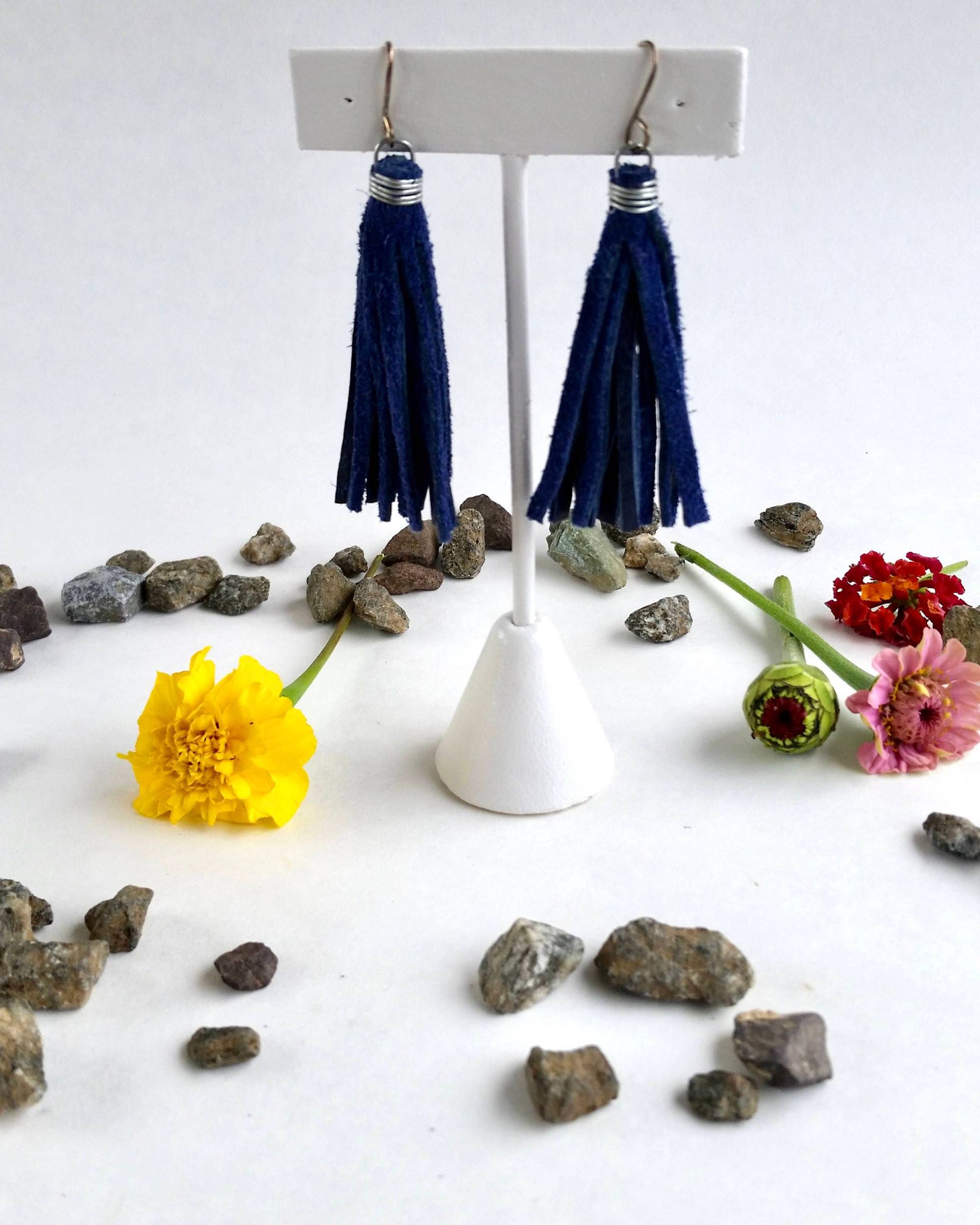 Boho Leder Fransenohrringe - Navy Blue Echtleder Recycling Ohrhaken Sterling Baumeln von ATreasureHunt