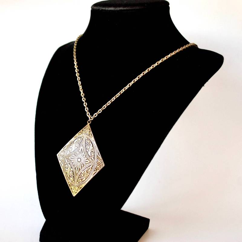 Filigrane Gestempelt Diamant-Halskette - Schwarz Und Gold 90Er Filigrane Gestempelt Diamant-Halskette - Schwarz Und Gold 90Er von ATreasureHunt