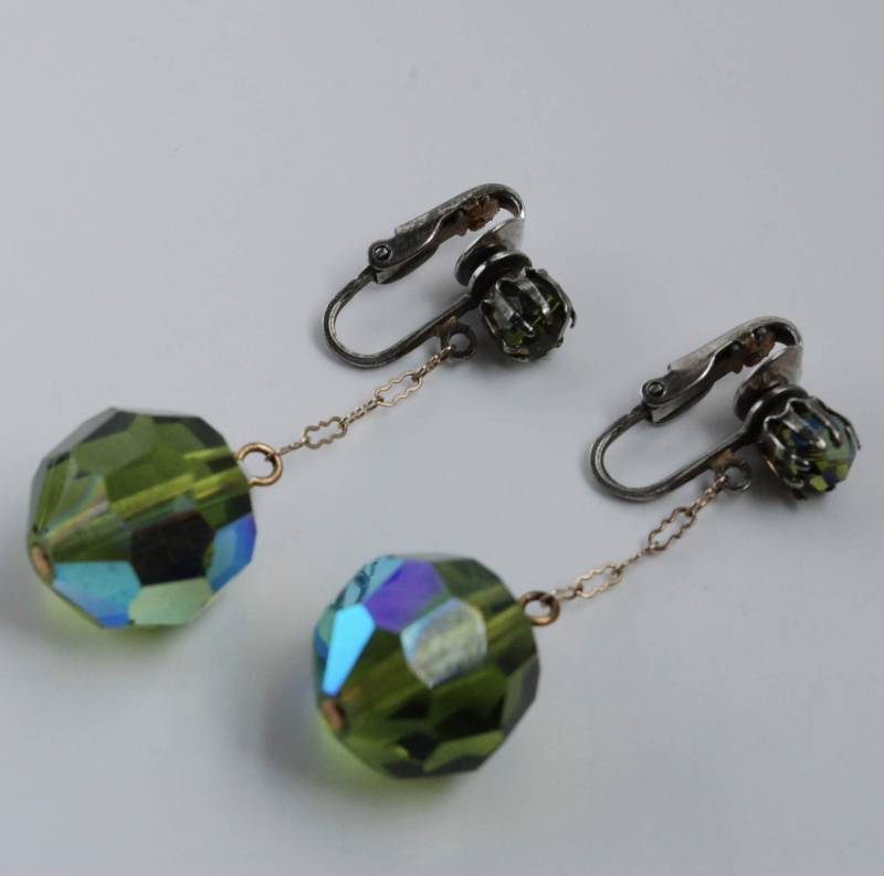 Hell Grün Schillernden Glas Tropfen Baumeln Clip Auf Hell Grün Schillernden Glas Tropfen Baumeln Clip Auf von ATreasureHunt