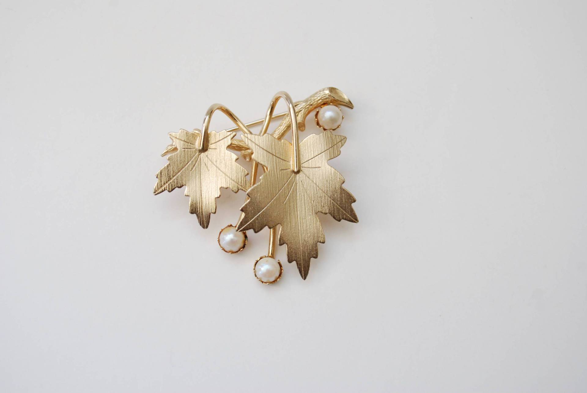 Sarah Cov Perle Und Blatt Brosche - Natürliche Gold-Ton Zweig von ATreasureHunt