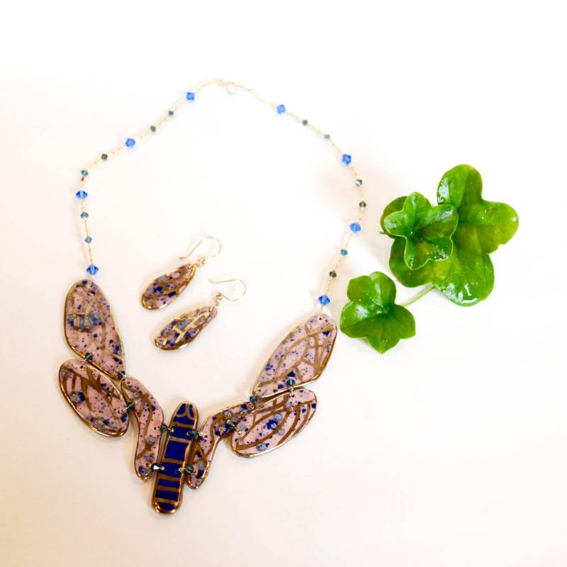 Schmetterling-Anweisung Halskette & Ohrringe Set - Designer Keramik Emaille Blau Rosa von ATreasureHunt