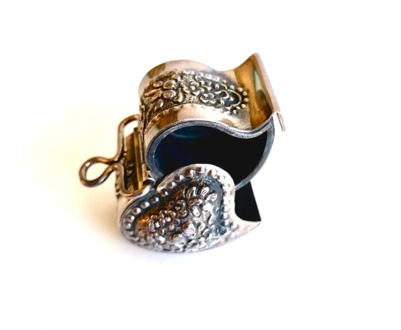 Secret Medaillon - Paisley Herz Floral Sterling Tiny Box Anhänger Boho Victorian von ATreasureHunt