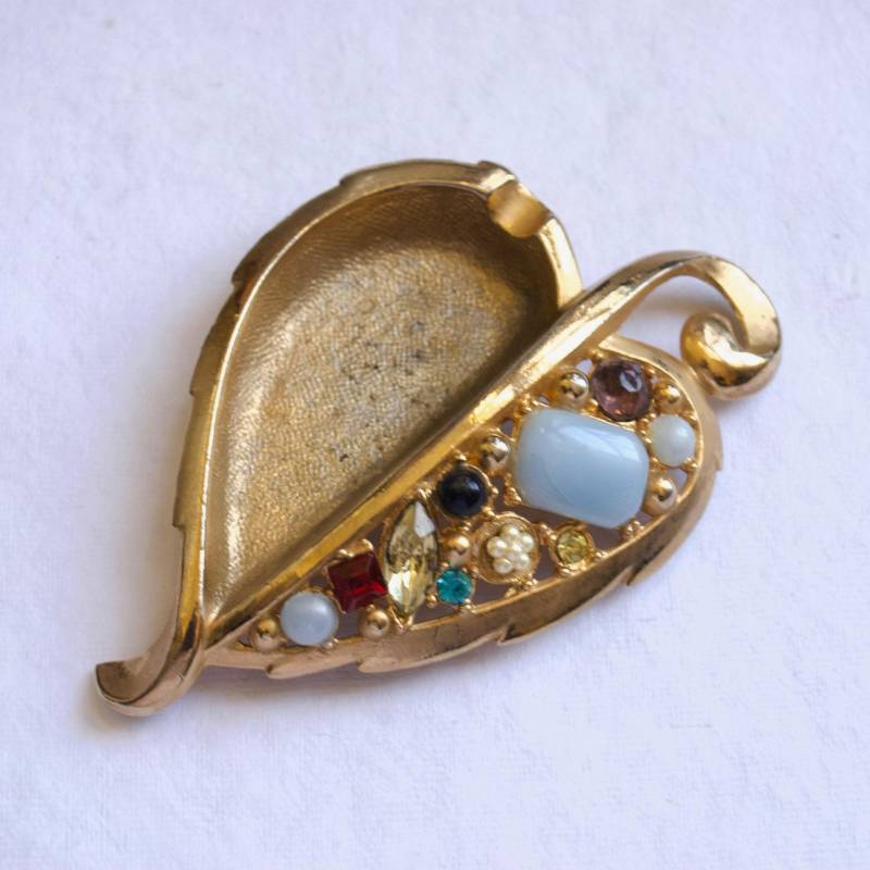 Vintage Gold Jeweled Aschenbecher - Schmuck Dish Herz Blatt Ringschale von ATreasureHunt