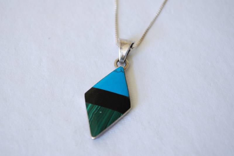 Vintage Hell Sterling Silberkette Mit Stein Diamantanhänger - Halskette Blau-Grün-Schwarz Malachit Vintage Hell Sterling Silberkette Mit Stein Diamantanhänger - Halskette Blau-Grün-Schwarz Malachit von ATreasureHunt