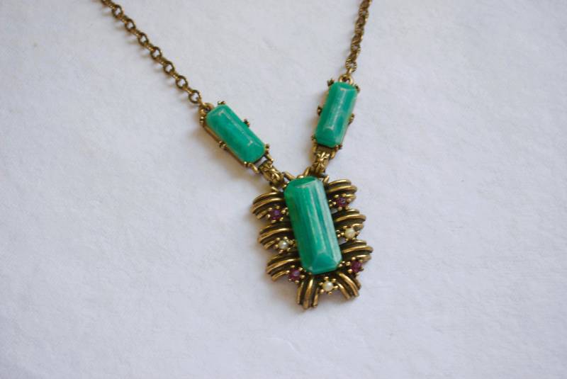Vintage Jugendstil Collier - Grüne Lucite Perlen & Lila Strass Gold-Ton Erklärung Stück Vintage Jugendstil Collier - Grüne Lucite Perlen & Lila Strass Gold-Ton Erklärung Stück von ATreasureHunt