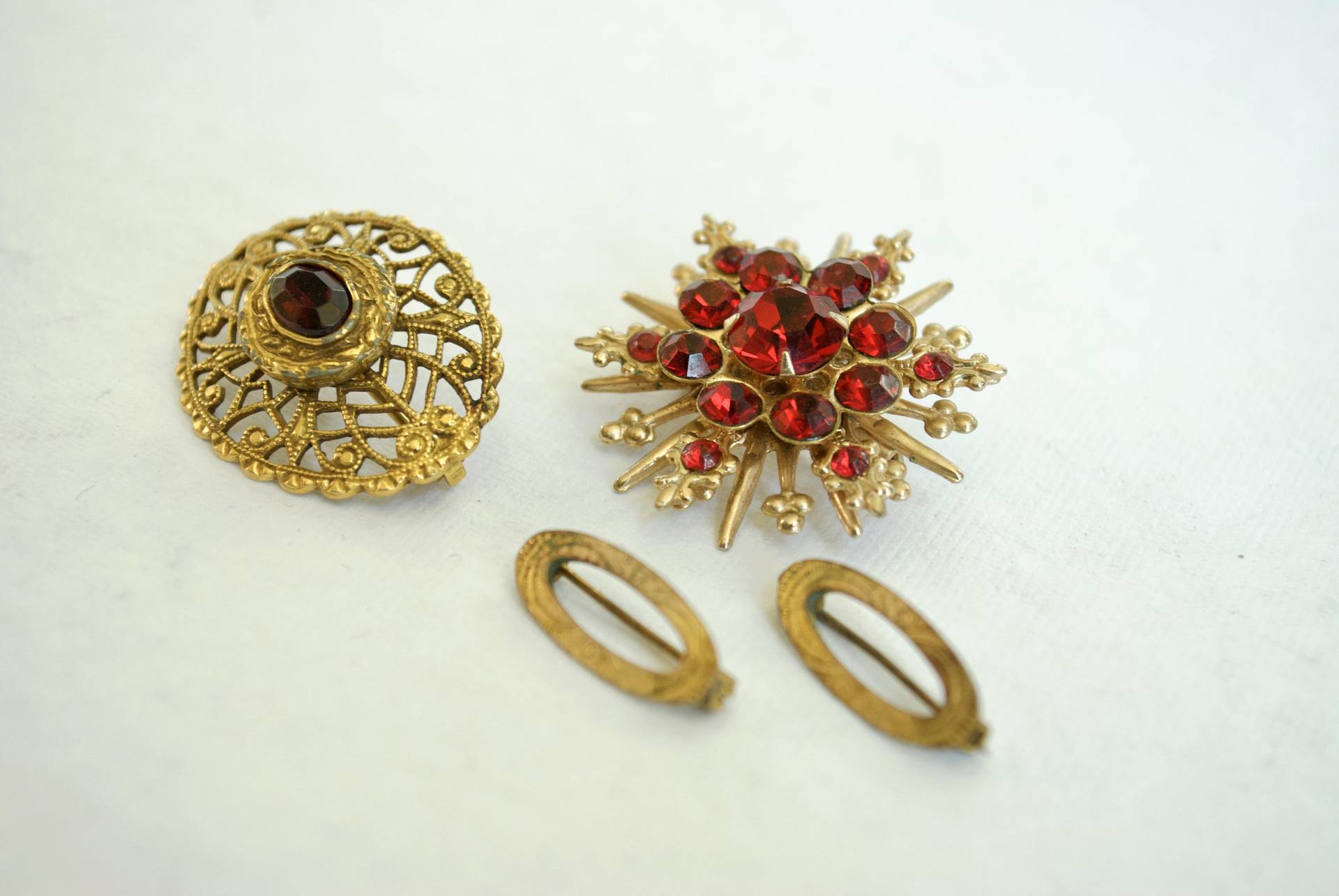 Vintage-Kollektion Von 4 Broschen - Strass Gold-Ton Rot Edelstein Filigran Ornament Kragen Pins von ATreasureHunt