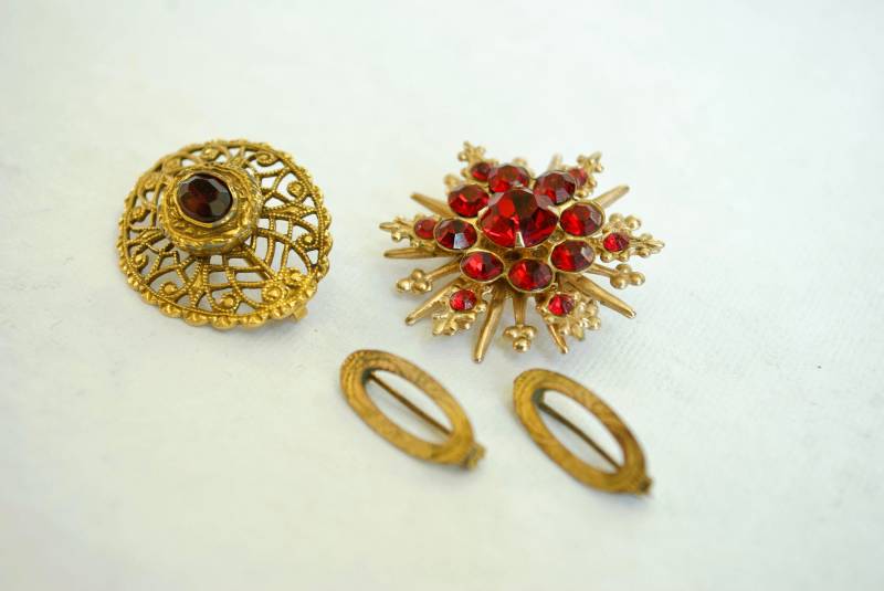 Vintage-Kollektion Von 4 Broschen - Strass Gold-Ton Rot Edelstein Filigran Ornament Kragen Pins Vintage-Kollektion Von 4 Broschen - Strass Gold-Ton Rot Edelstein Filigran Ornament Kragen Pins von ATreasureHunt