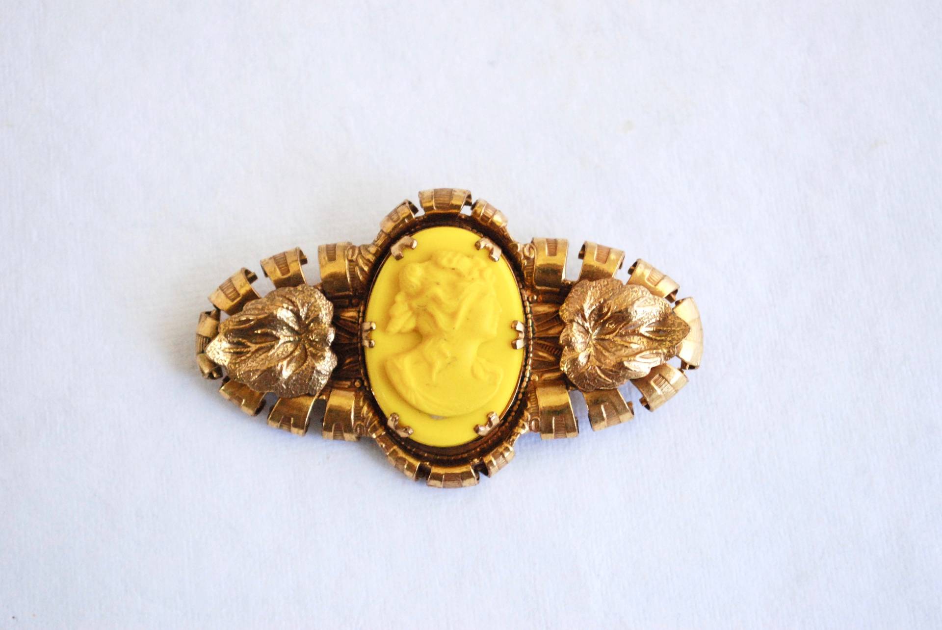Vintage Leuchtend Gelbe Kamee Brosche - Art-Déco Gelb Glas Gold Anweisung Stück Einstellung Ungewöhnliche Schmuck Pin Cameo von ATreasureHunt