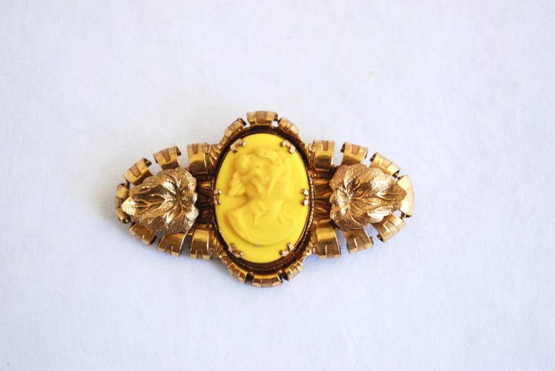Vintage Leuchtend Gelbe Kamee Brosche - Art-Déco Gelb Glas Gold Anweisung Stück Einstellung Ungewöhnliche Schmuck Pin Cameo von ATreasureHunt