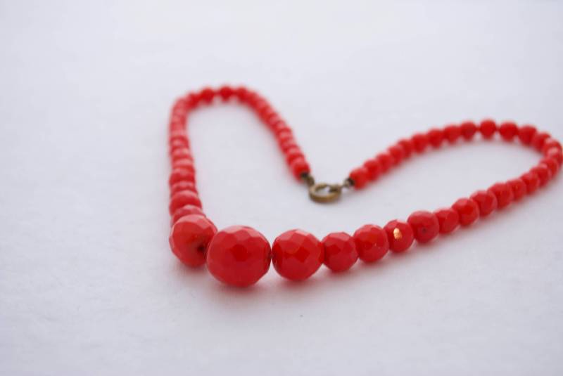 Vintage Leuchtend Roten Glas Perle Halskette - Facettiert Geometrisch 40 Vintage Leuchtend Roten Glas Perle Halskette - Facettiert Geometrisch 40 von ATreasureHunt