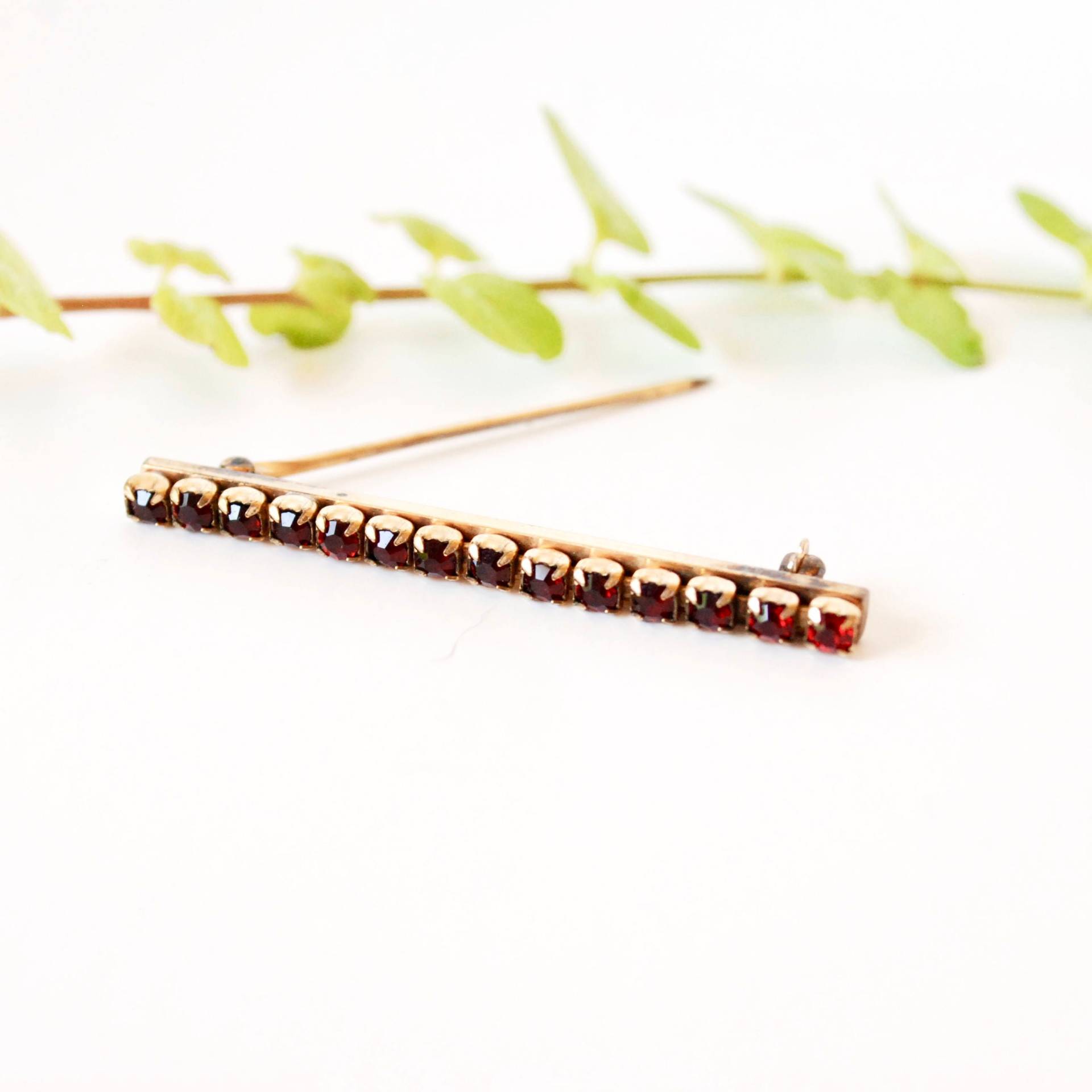 Vintage Red Strass Bar Pin - Brosche Gold-Ton Gefüllt 1/20 12 K von ATreasureHunt