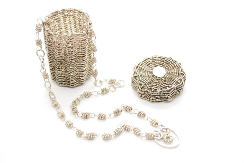 Vintage Silber Draht Umwickelt Kette Mit Geflochtenen Korb - Geschenk-Box Handgemachter Schmuck Geschenk Einzigartig 1970 von ATreasureHunt