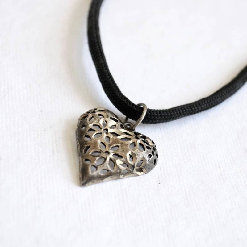 Vintage Sterling Silber Herz - Anhänger Nylon Schnur Kette Geätzt Vintage Sterling Silber Herz - Anhänger Nylon Schnur Kette Geätzt von ATreasureHunt
