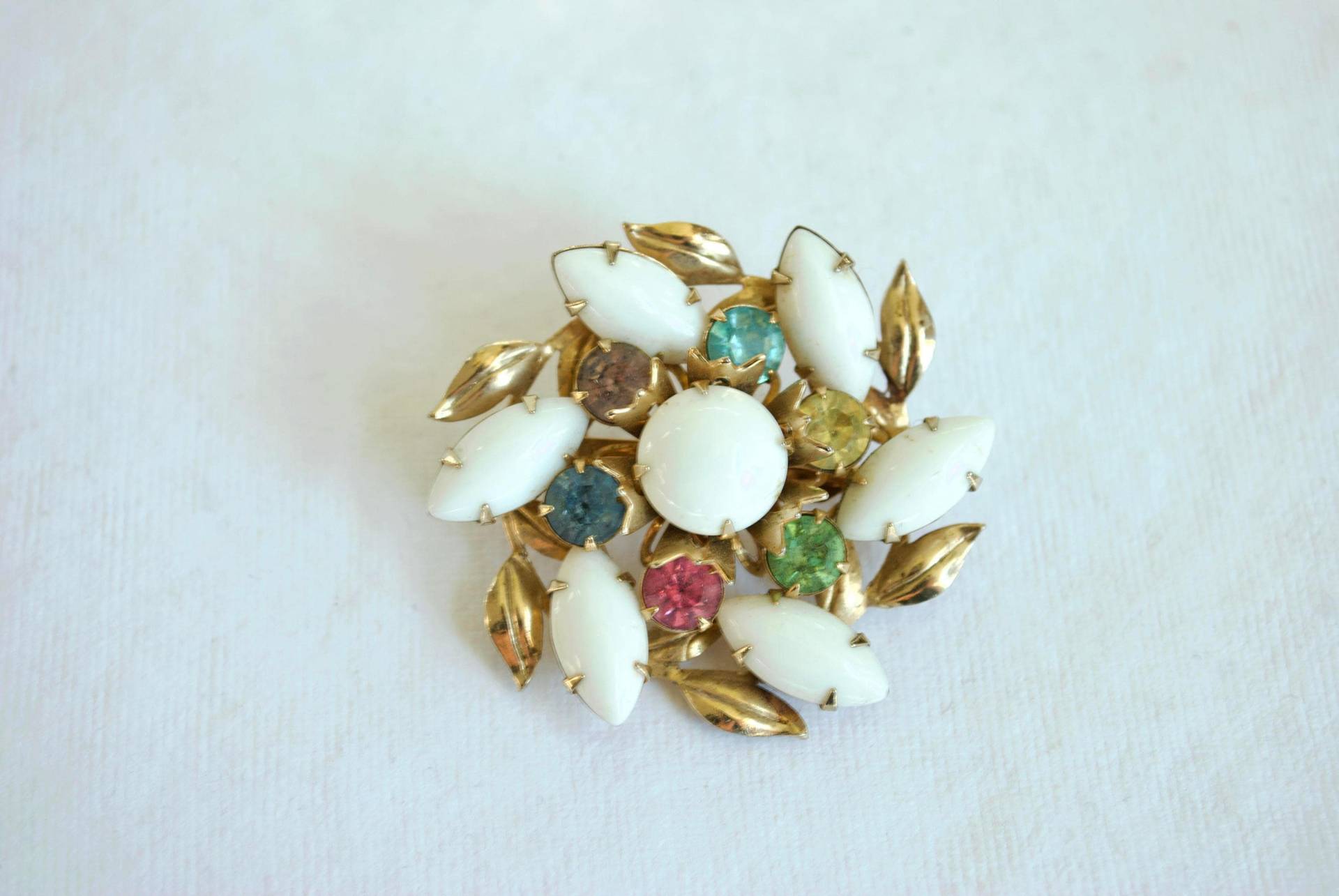 Vintage-Weiß Milchglas Und Multi-Farbigen Stein - Gold-Ton Brosche Blatt von ATreasureHunt