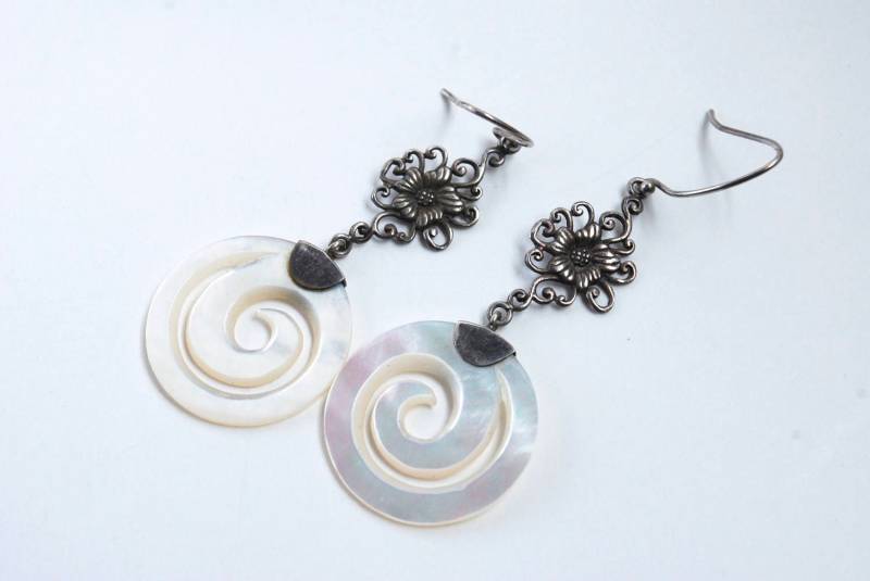 Zarte Blumenmuster Mit Perlmutt Und Sterling Ohrringe von ATreasureHunt
