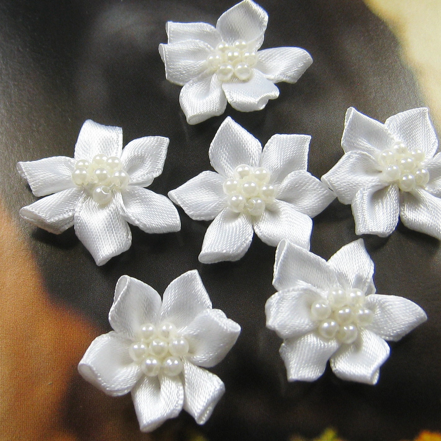 10 Stück - 25mm Satin Perlen Blume Aufnäher Ap008 10 Stück - 25mm Satin Perlen Blume Aufnäher Ap008 von ATsupplies
