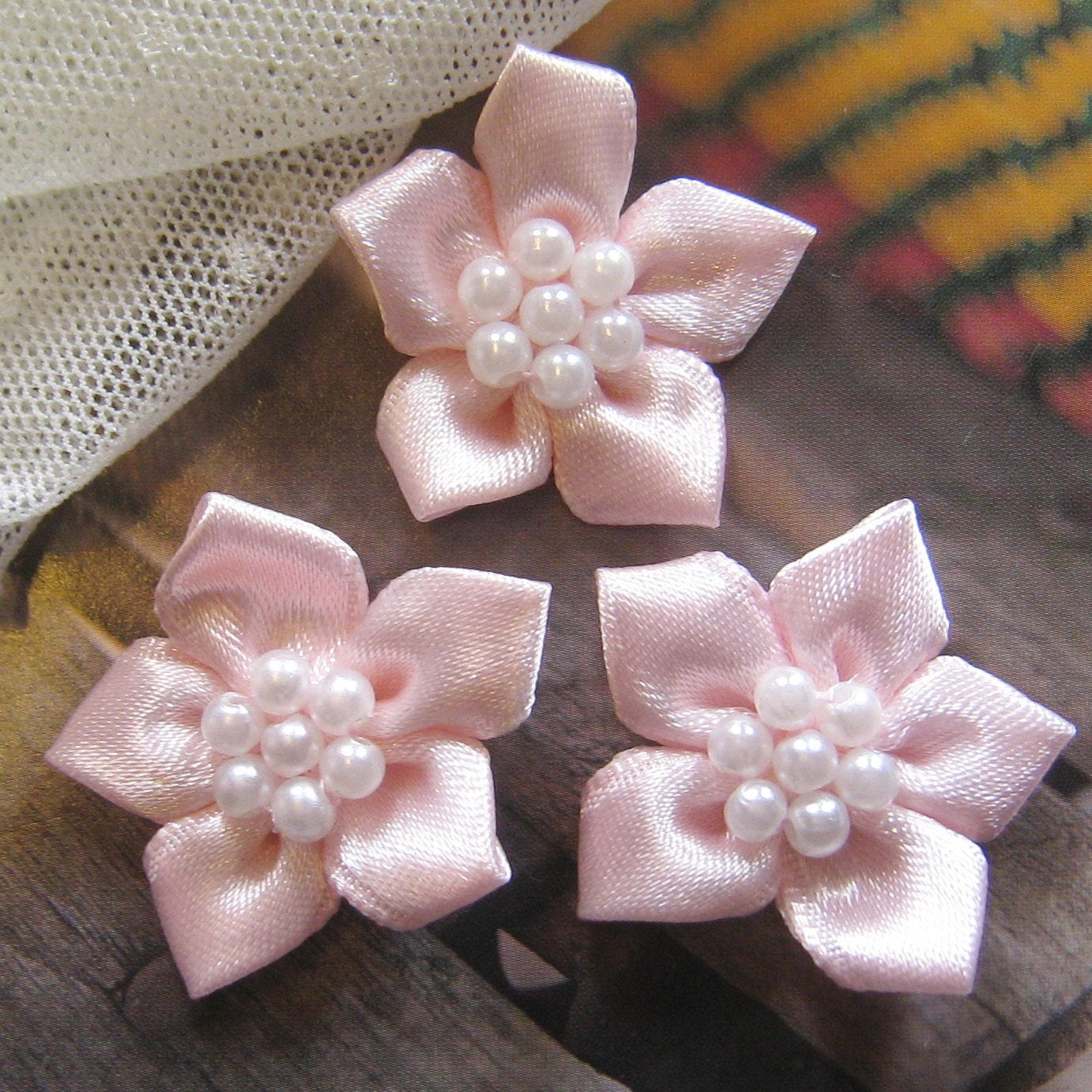 30 Stück - 30mm Satin Perle Blume Applikationen Ap013 30 Stück - 30mm Satin Perle Blume Applikationen Ap013 von ATsupplies