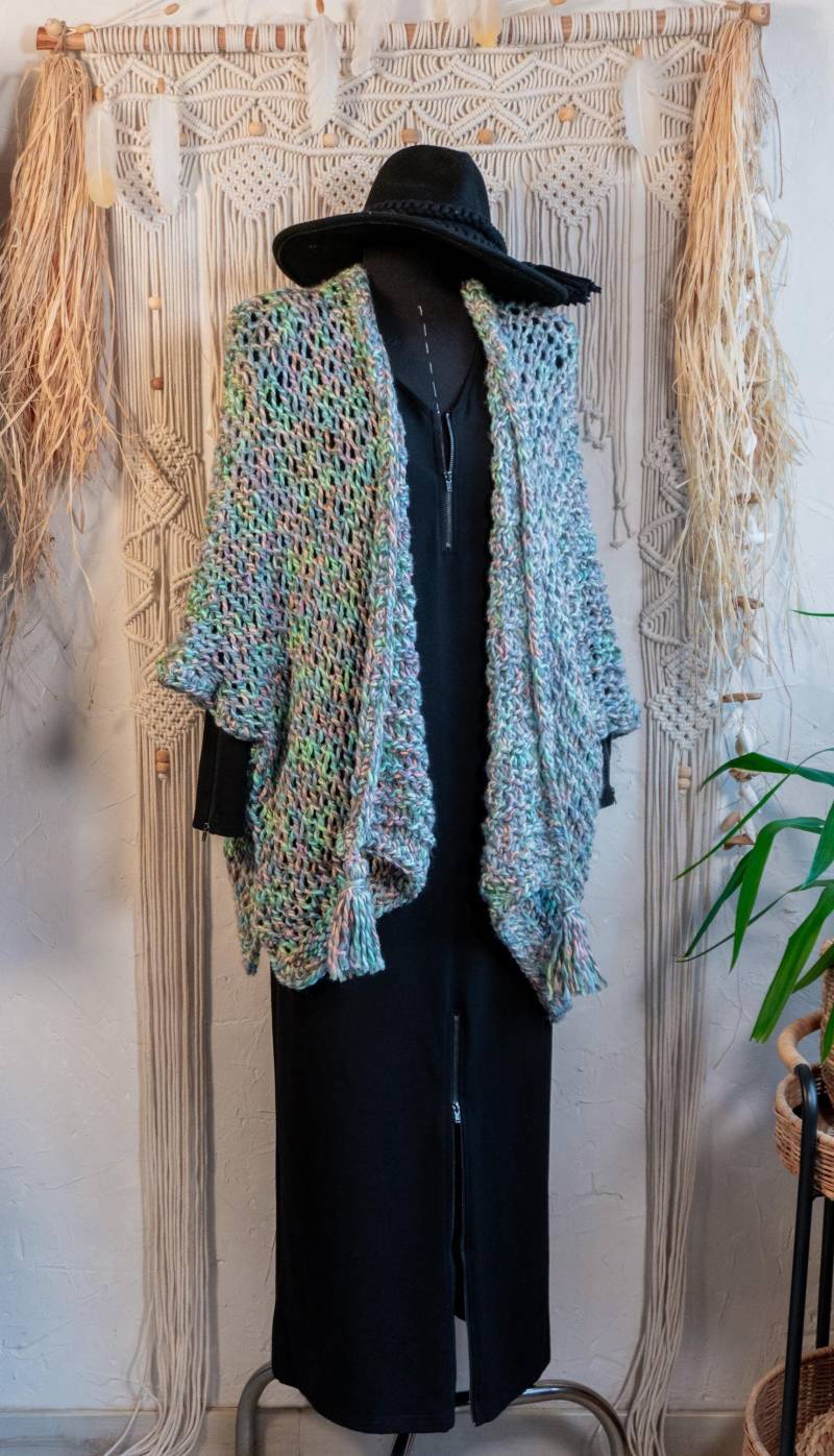 Einzelstück Häkel Cardigan Pastell-Multi Häkel Strickjacke Poncho Frühjahr Damen Mode Frühjahrsmode Übergangsmode Hippie Boho Ibiza Style von AURADAMOR