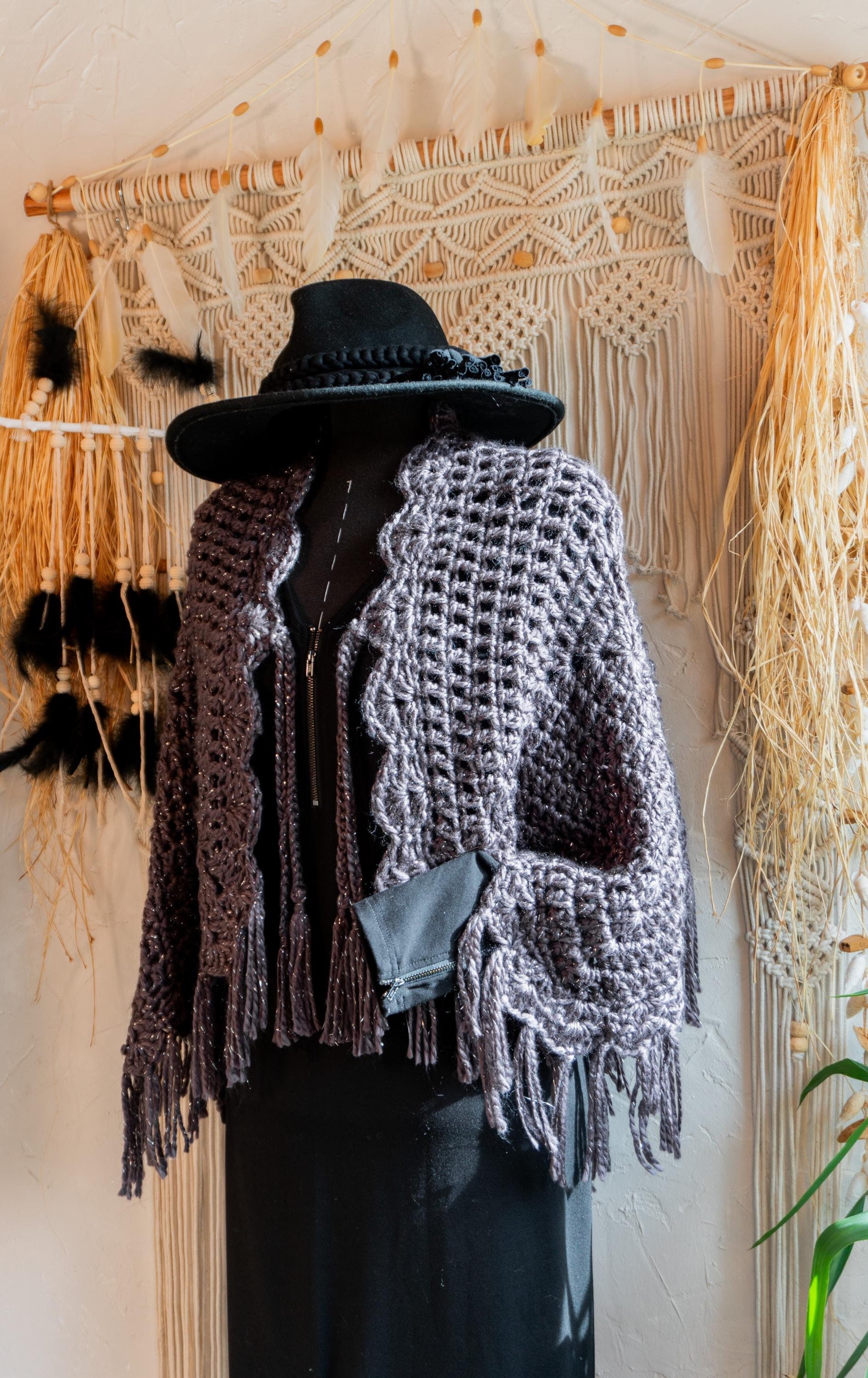 Einzelstück Häkel Poncho Anthrazit Metallic Häkeljacke Strickjacke Damen Mode Jacke Herbst Winter Übergangsmode Cardigan Hippie Boho Ibiza von AURADAMOR