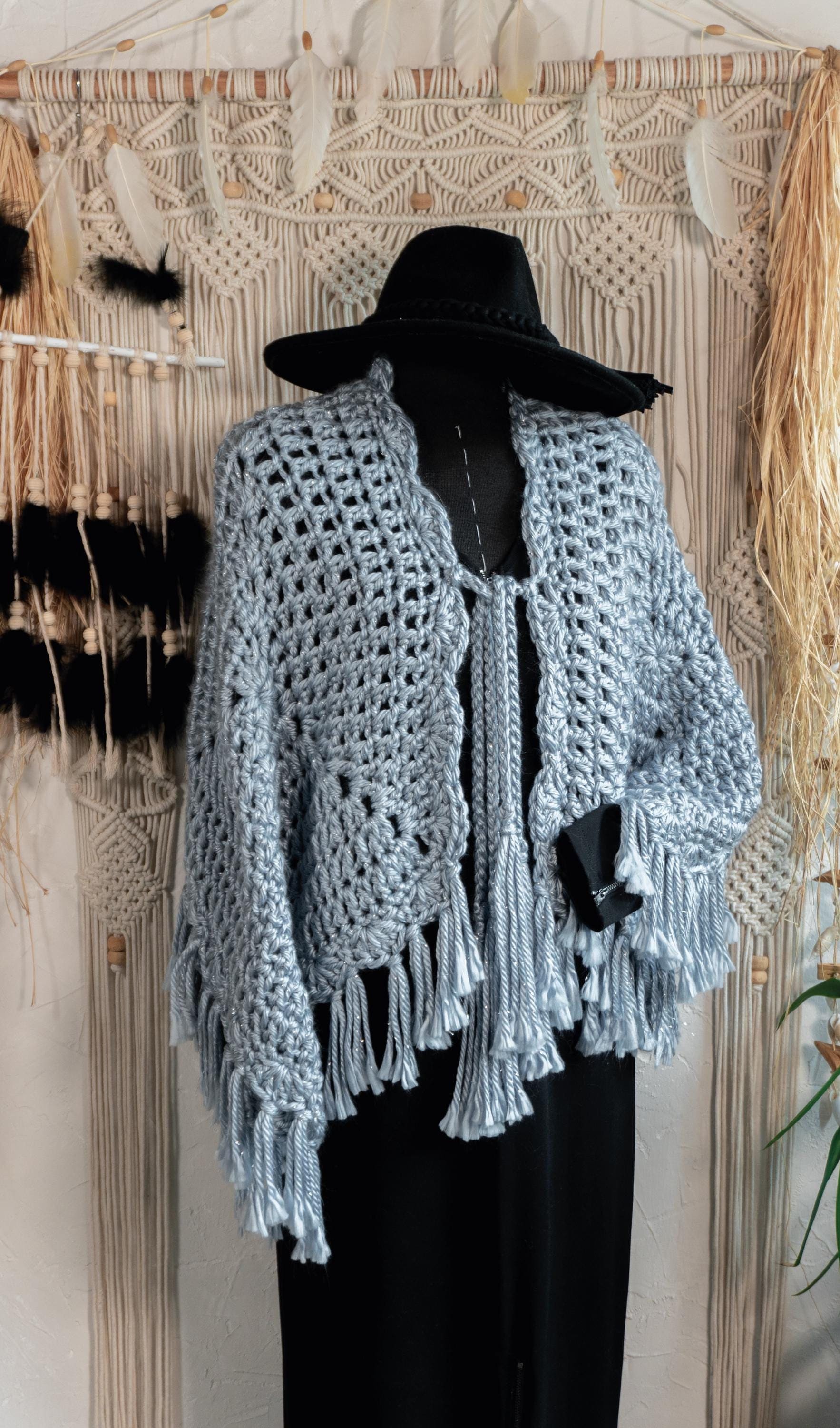 Einzelstück Häkel Poncho Damen Frühjahrsmode Damenmode Häkeljacke Strickjacke Boho Mode Jacke Hippie Ibiza Style Jeansblau-Grau Metallic von AURADAMOR