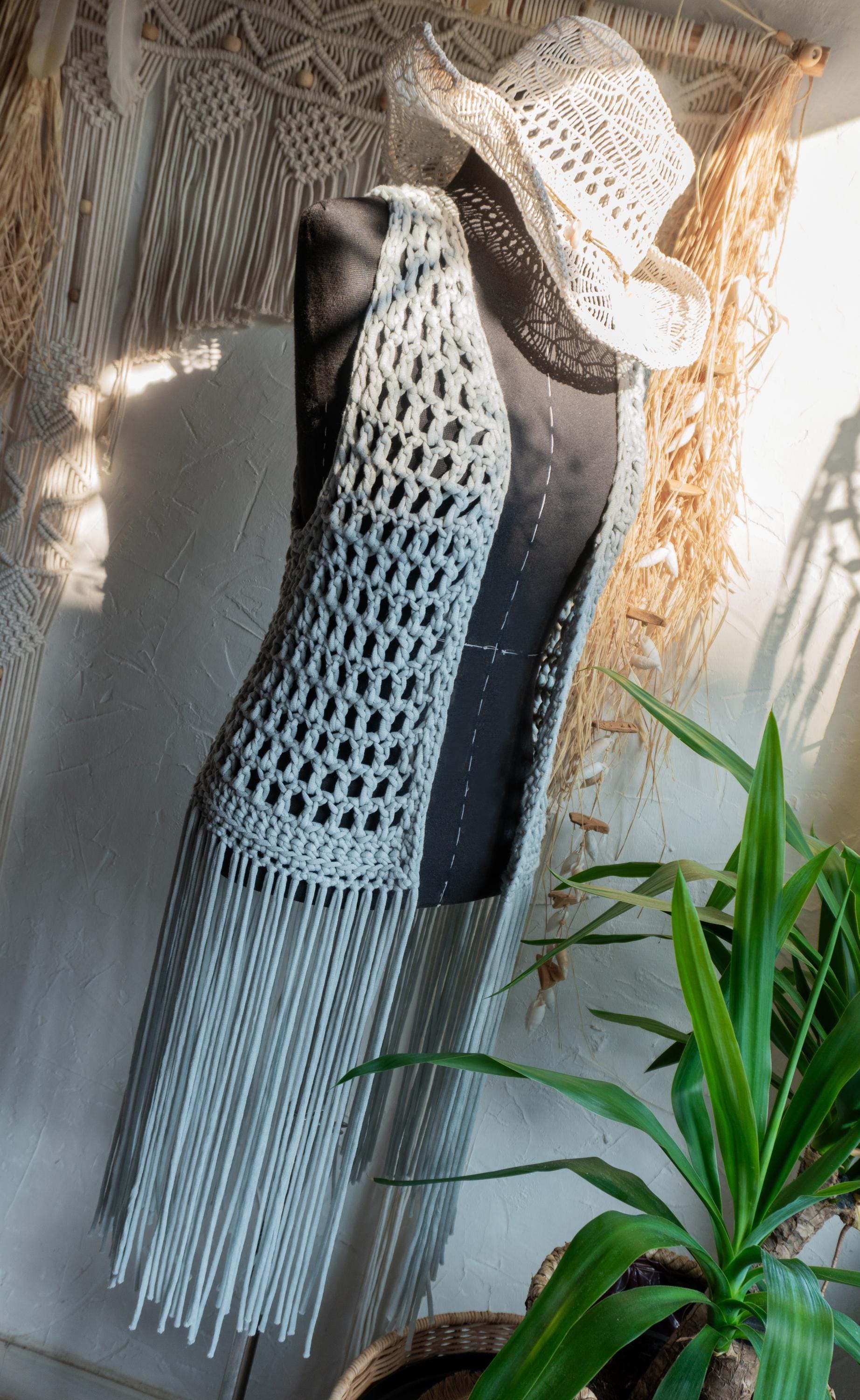Einzelstück Häkel Weste Hellgrau Boho Damenmode Fransen Hippie Ibiza Style Bohemian Damen Sommermode Sommer Kleidung Festival Party Mode von AURADAMOR