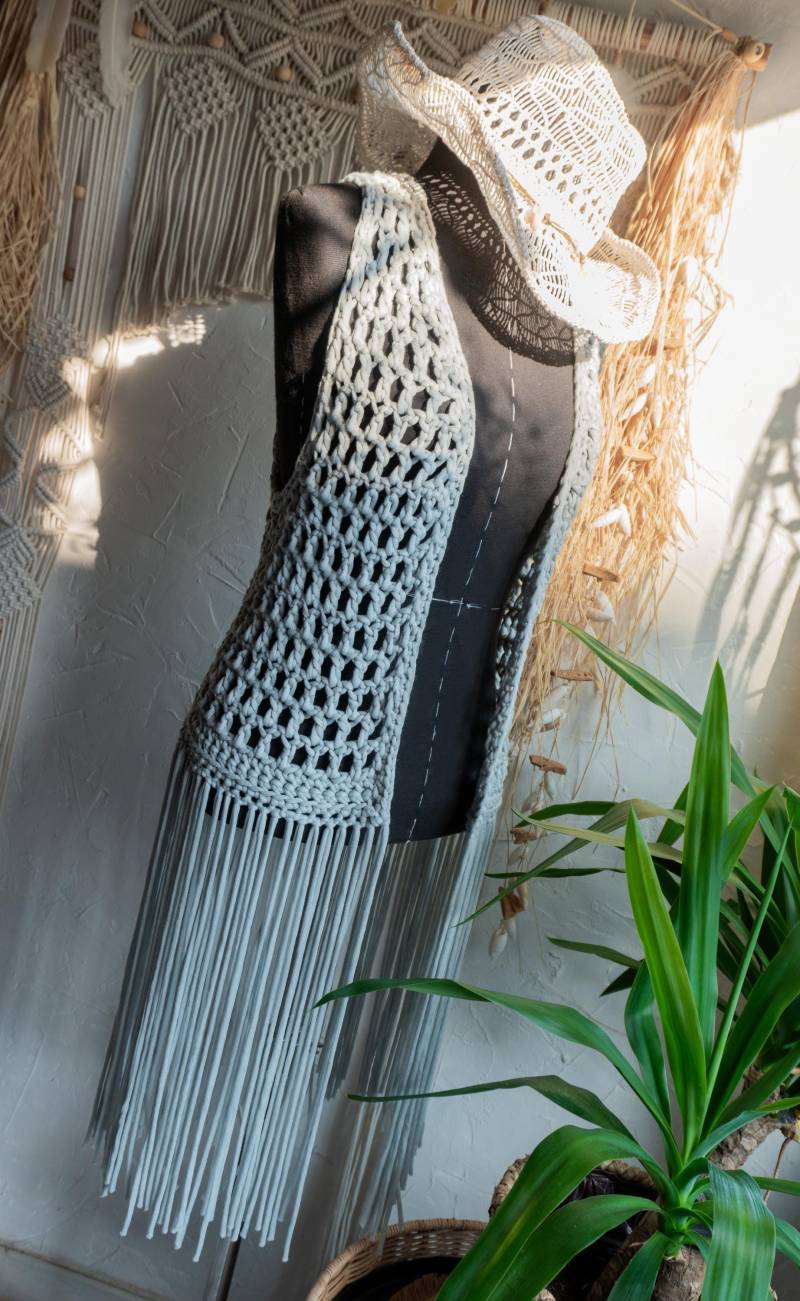 Einzelstück Häkel Weste Hellgrau Boho Damenmode Fransen Hippie Ibiza Style Bohemian Damen Sommermode Sommer Kleidung Festival Party Mode von AURADAMOR