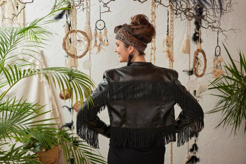 Fransenjacke Schwarz Frühjahrsmode Fakeleder Fransen Jacke Vegan Fake Lederjacke Ibiza Hippie Boho Style Damen Mode Limitierte Edition von AURADAMOR