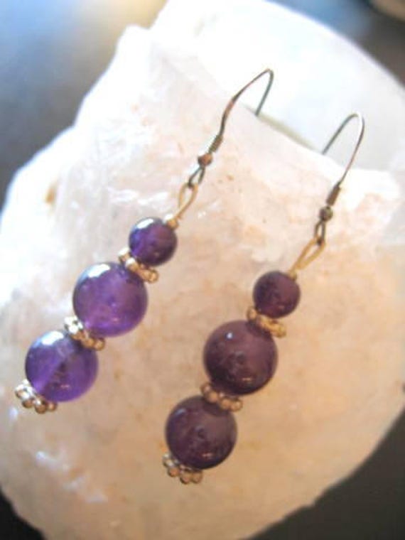 Amethyst Und Silber Tropfen Ohrringe Für Durchbohrte Ohren von AURANABAZAAR