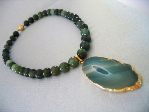 Antike Dunkelgrüne Jade Halskette Mit Grün Achat Anhänger in Gold Gefasst Antike Dunkelgrüne Jade Halskette Mit Grün Achat Anhänger in Gold Gefasst von AURANABAZAAR