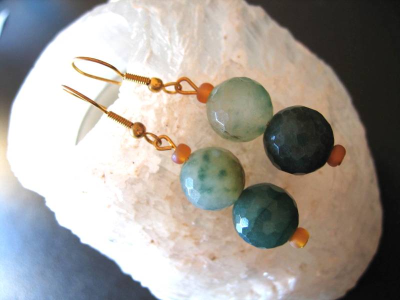 Grün Facettierte Glastropfen Ohrringe Mit Gold Überzogene Haken Ohrlöcher von AURANABAZAAR