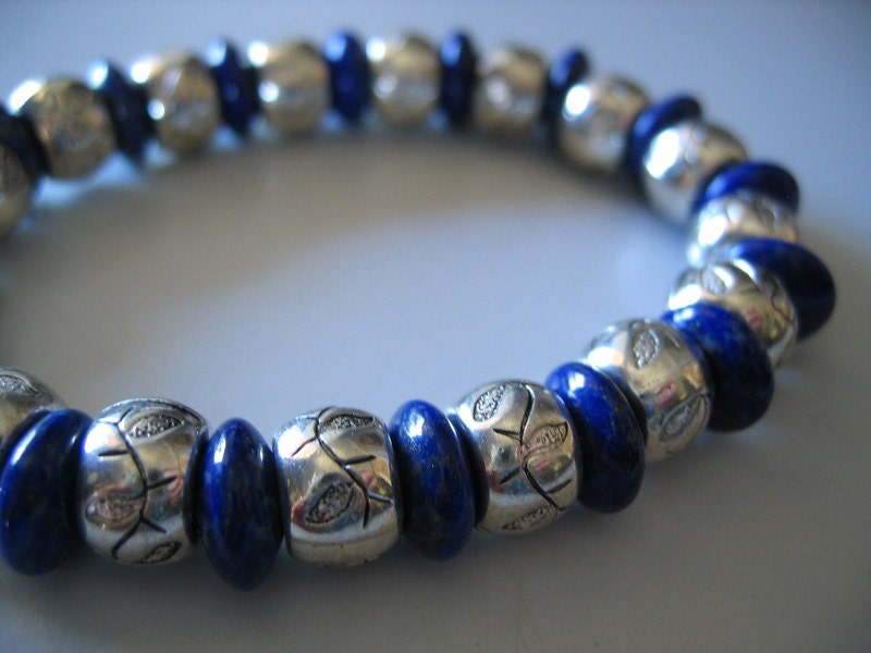 Lapis Lazuli Dunkelblau Und Silber Perlen Stretch Armband von AURANABAZAAR