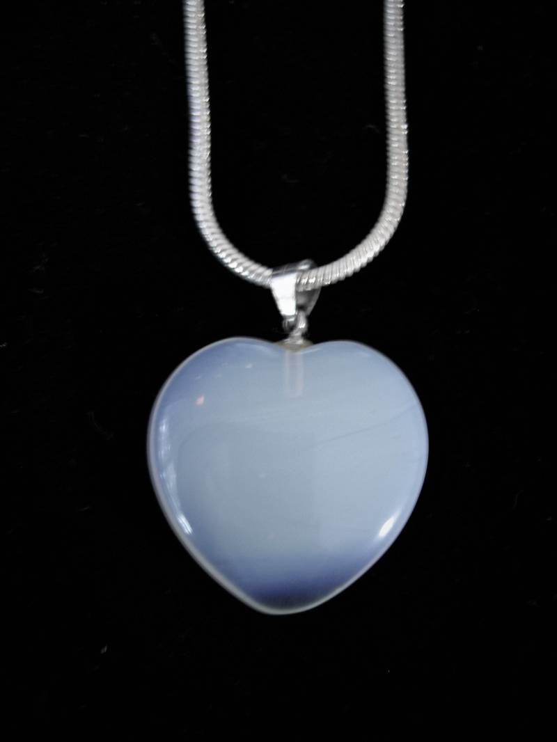 Mondstein Opalisiertes Herz Auf Silber Kette Mondstein Opalisiertes Herz Auf Silber Kette von AURANABAZAAR