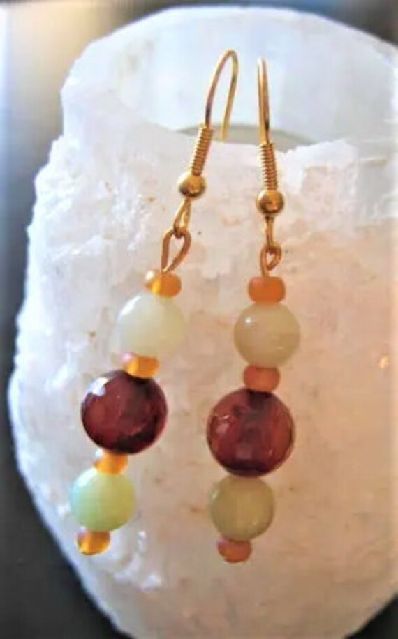 Rubin Glas Und Weisser Chalcedon Ohrringe Rubin Glas Und Weisser Chalcedon Ohrringe von AURANABAZAAR