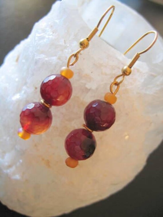 Ruby Glas Facettierte Ohrringe Mit Gold Haken Für Durchbohrte Ohren Ruby Glas Facettierte Ohrringe Mit Gold Haken Für Durchbohrte Ohren von AURANABAZAAR