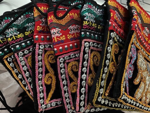 Tasche Für Pendula Und Smalls Elefant Schwarz Samt Bestickt Tasche Für Pendula Und Smalls Elefant Schwarz Samt Bestickt von AURANABAZAAR