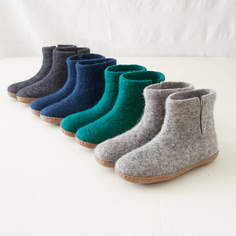 Fair-Trade-Handmade Eco Filz Unisex Slipper Stiefel Wildledersohlen von AURAQUEDesign