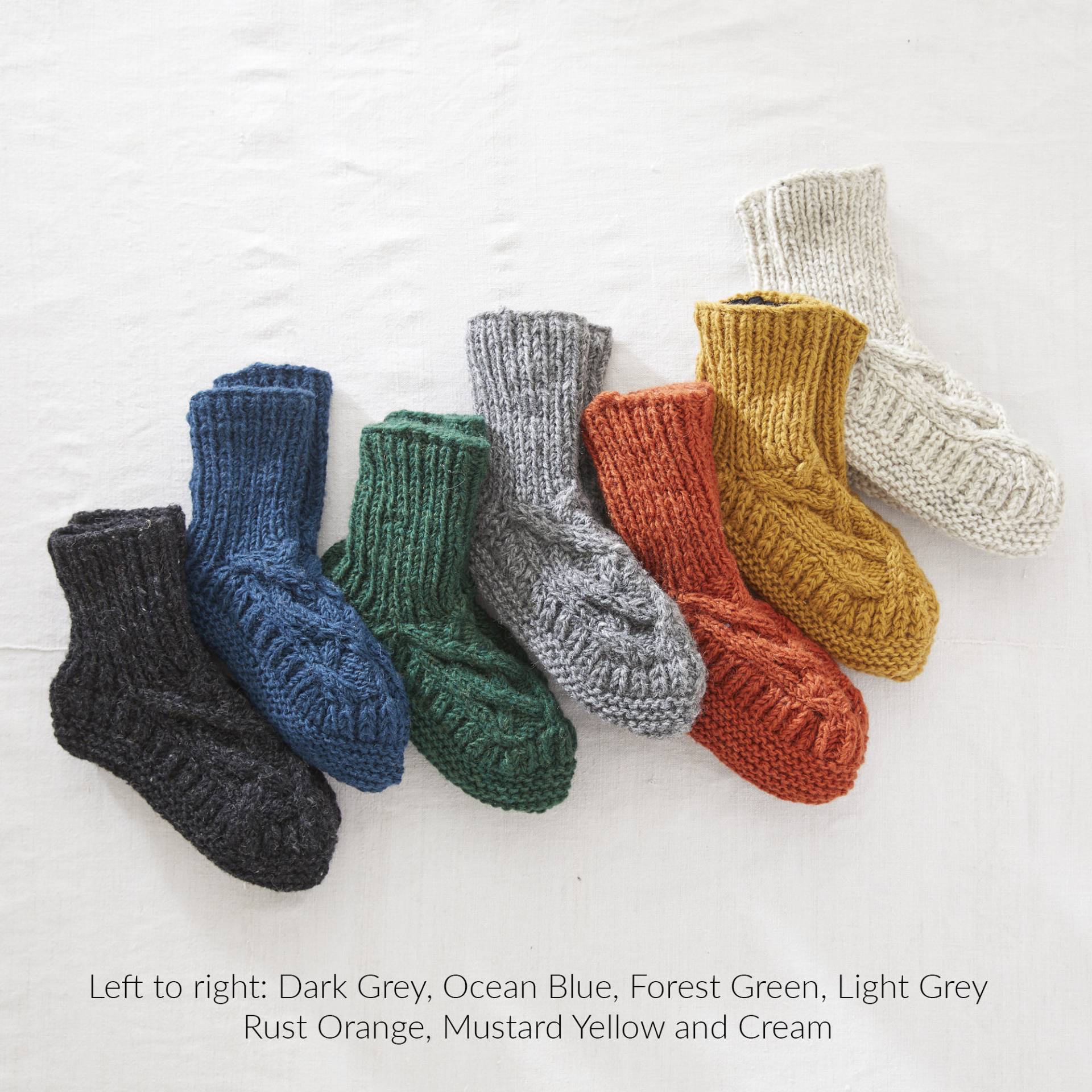 Fair-Trade-Socken Mit Zopfmuster, Wolle Und Jersey Gefütterte Hausschuhe Fair-Trade-Socken Mit Zopfmuster, Wolle Und Jersey Gefütterte Hausschuhe von AURAQUEDesign