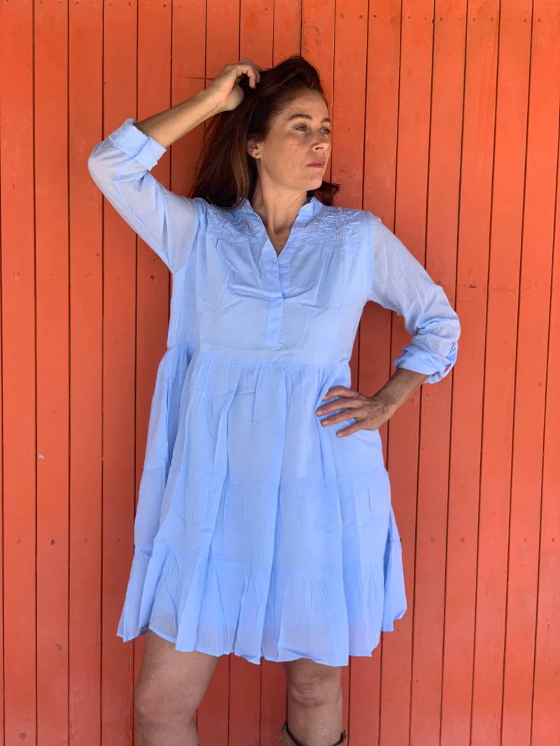 Boho Hellblaue Baumwolle Tunika Handbestickte Resortwear von AUROBELLE