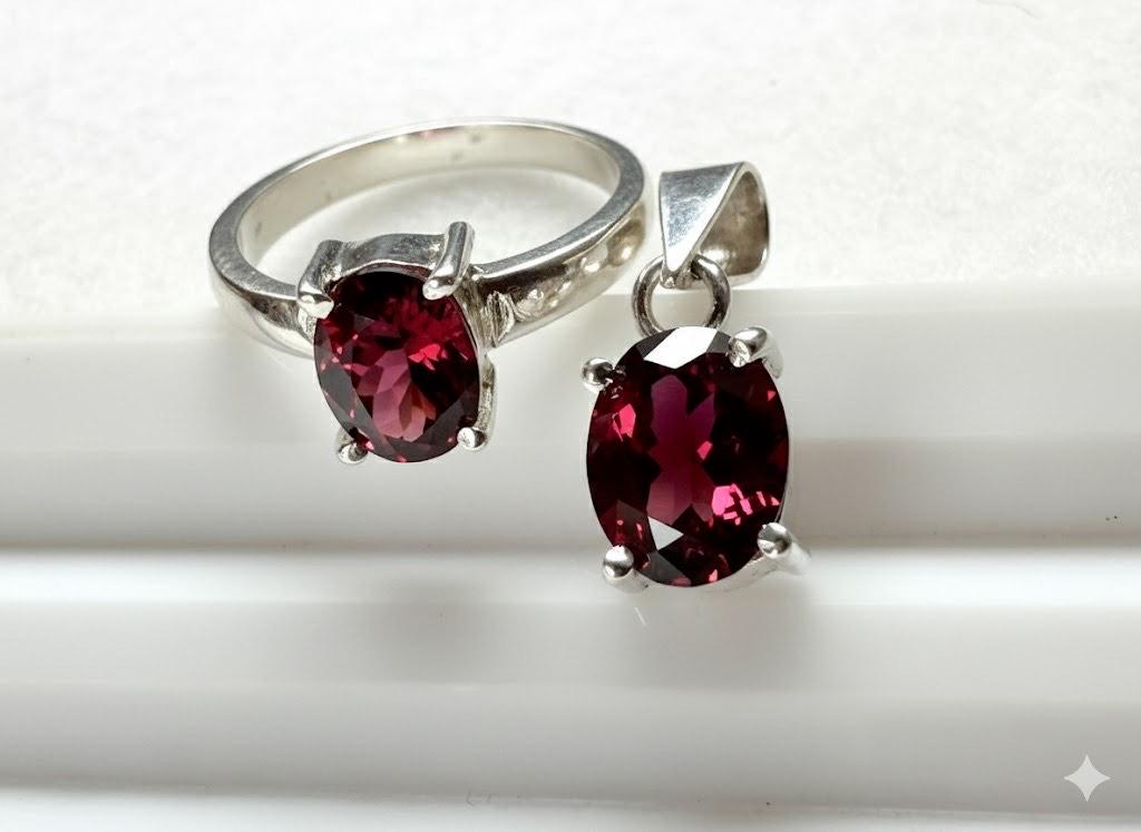 Handgefertigte Granat Ovel Schmuck Set Tiefrosa Edelstein Mit 925 Silva Ring Und Anhänger Symbol Der Liebe Perfekte Jubiläum Oder Geburtstagsgeschenk von AURORACEYLONDesigns