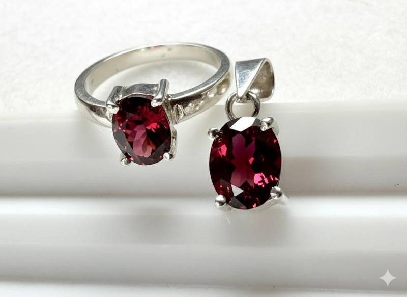 Handgefertigte Granat Ovel Schmuck Set Tiefrosa Edelstein Mit 925 Silva Ring Und Anhänger Symbol Der Liebe Perfekte Jubiläum Oder Geburtstagsgeschenk von AURORACEYLONDesigns