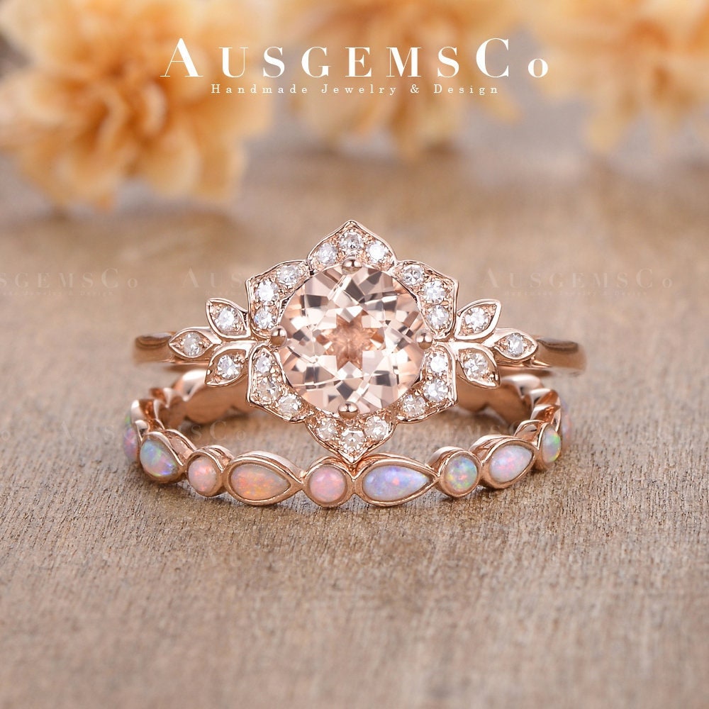 Antike Blume Morganit Verlobungsring Set Rose Gold Cluster Braut Vintage Halo Flora Ehering Frauen Rebe Blatt Natürlicher Opal 2 Stück von AUSGEMSCo