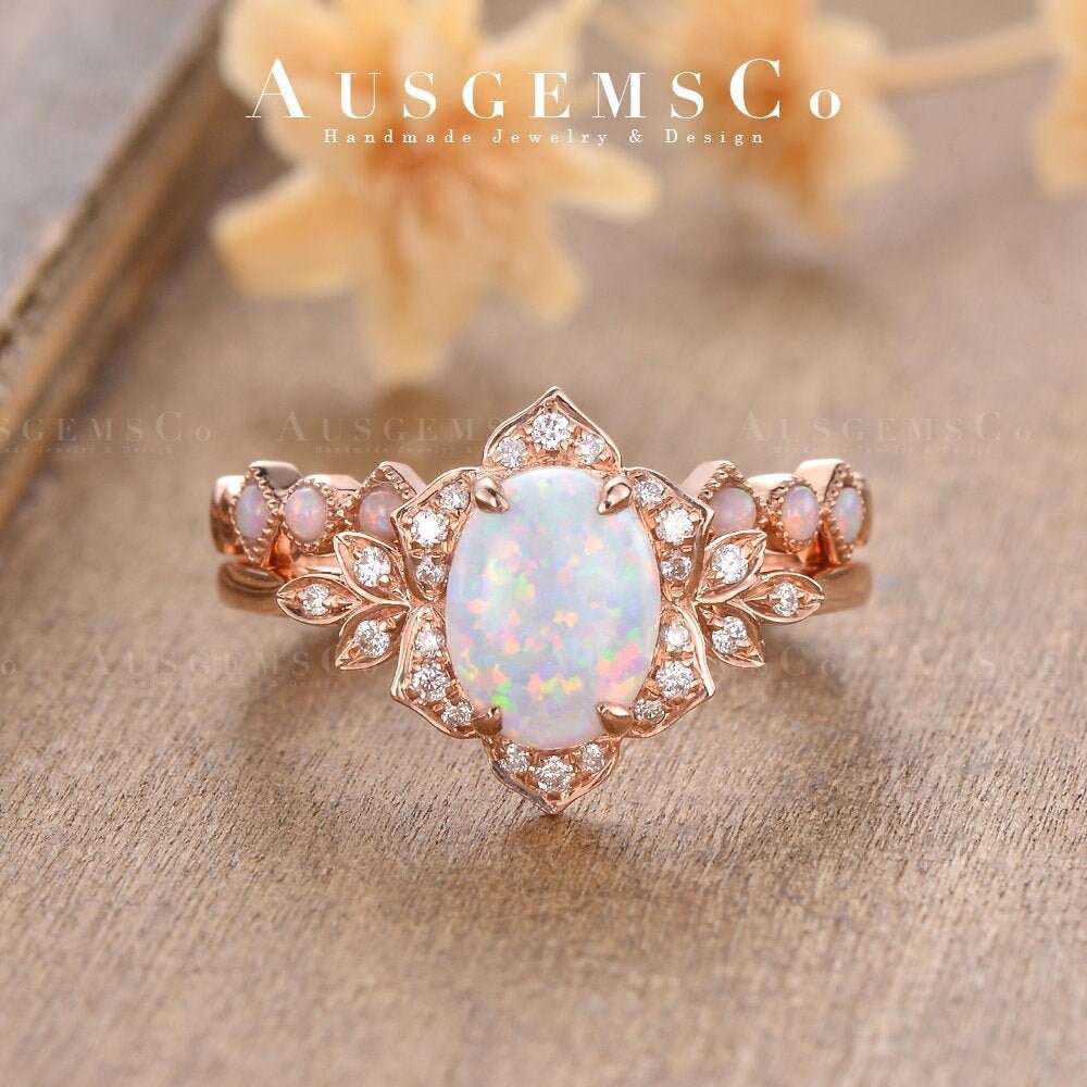 Antiker Opal Verlobungsring Sets Rose Gold Oval Cut Braut Ringe Cluster Halbe Ewigkeit Passende Benutzerdefinierte Blume Milgrain Jahrestag 2 Stück von AUSGEMSCo