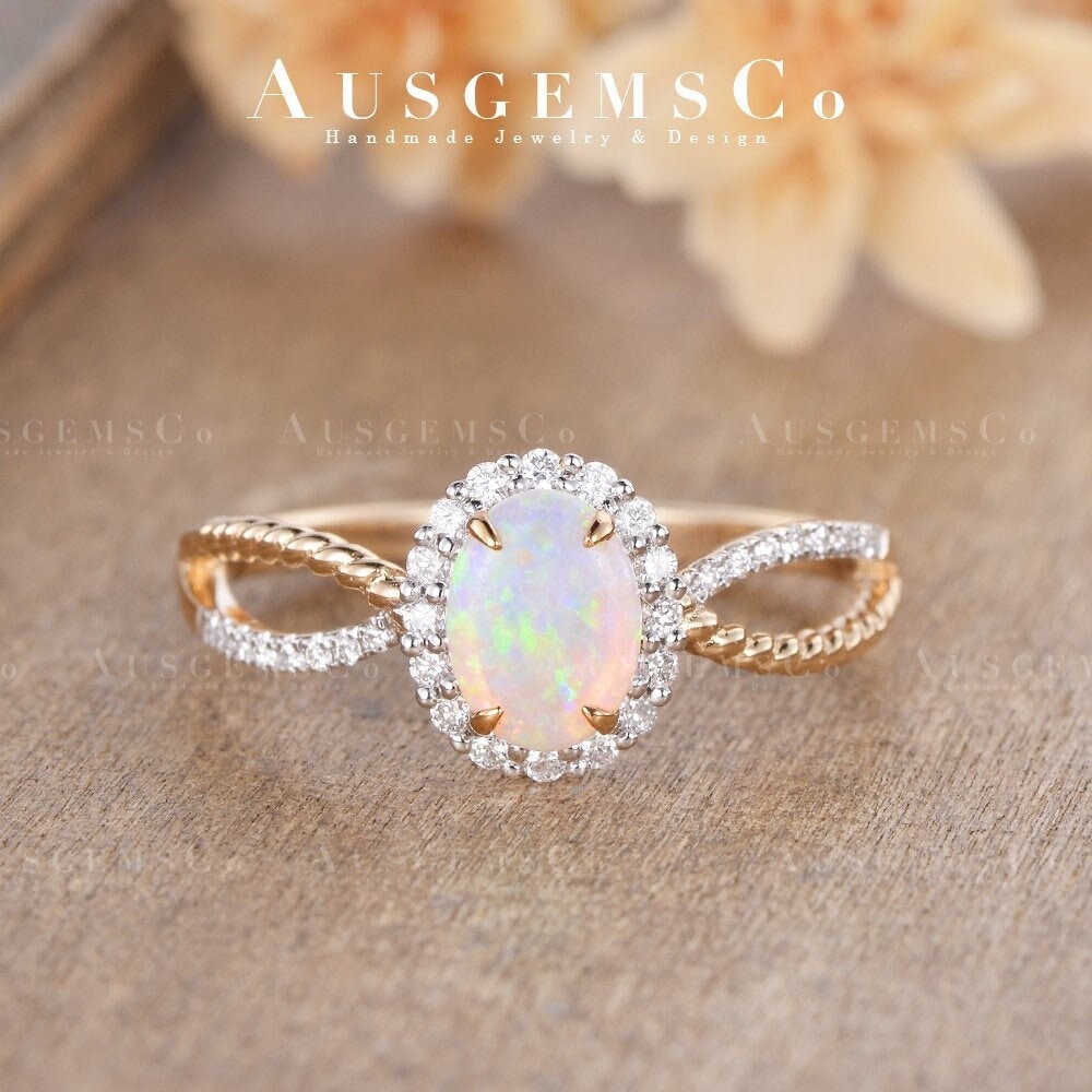 Art Deco 2 Metall Verlobungsring Oval Cut Twist Halo Diamant Halb Eternity Band Opal Gold Ehering Jahrestagsgeschenk Für Sie Versprechen von AUSGEMSCo