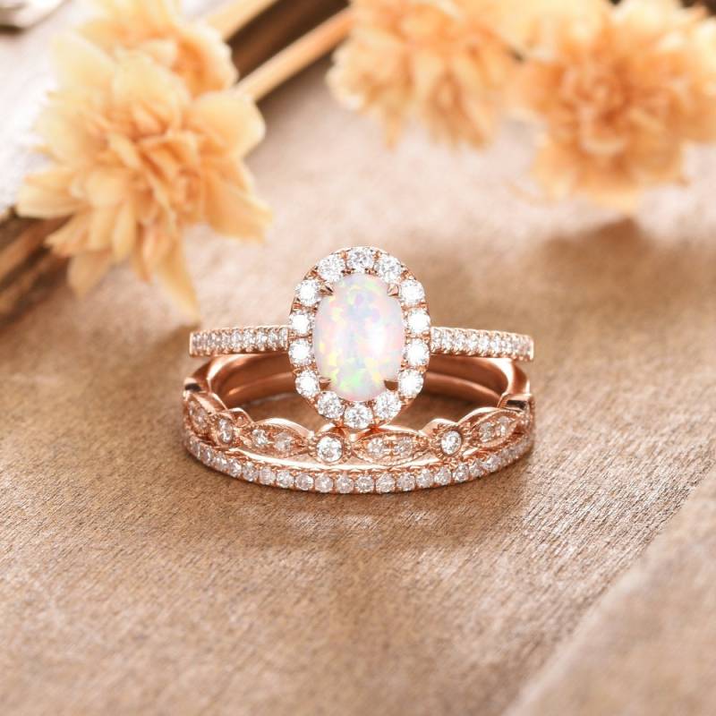 Art Deco Lab Opal Verlobungsring Rosegold Ovalschliff Diamant Braut Set Halo Moissanite Halbe Ewigkeit Hochzeit Frauen Versprechen Einzigartiges von AUSGEMSCo