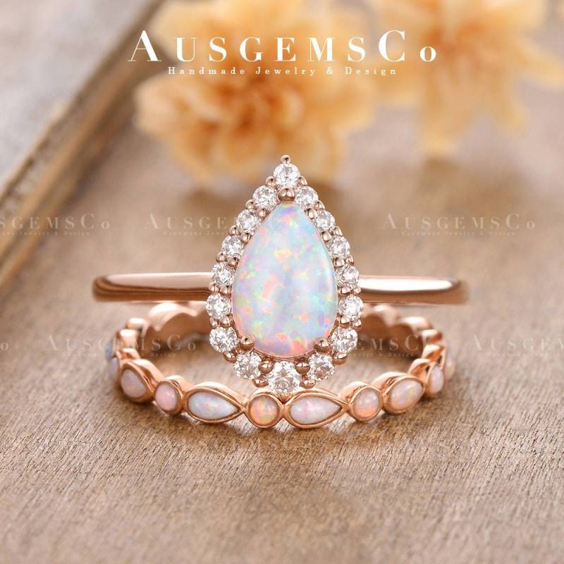 Birnenförmige Opal Verlobungsringe Set Halo Rose Gold Eheringe Brautring Frauen Ring Zierliche Lab Jahrestag Geschenk von AUSGEMSCo