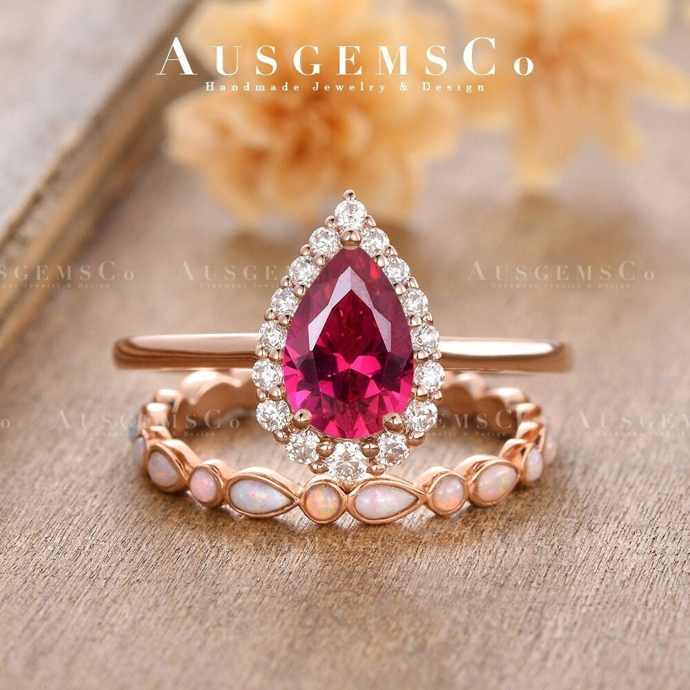 Birnenförmige Rubin Brautsets Rosegold Halo Verlobungsringe Eternity Opal Stapelringe Juli Geburtsstein Antik Jahrestag 2Stk von AUSGEMSCo