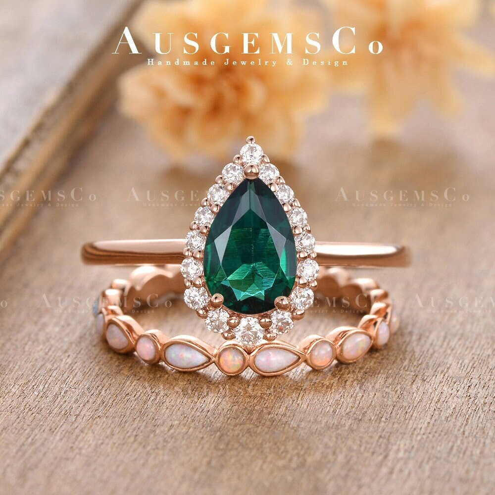 Birnenförmige Smaragd-Brautsets Rose Gold Halo Lünette Set Verlobungsringe Ewigkeit Opal Stapeln Kann Birthstone Versprechen Ring Jahrestag von AUSGEMSCo