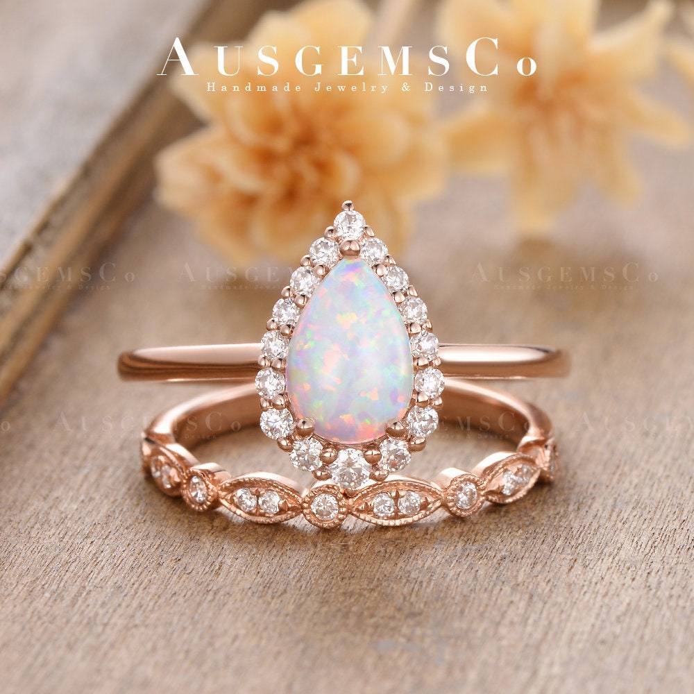 Birnenförmiger Opal Verlobungsring Set Rosegold Halo Moissanit Infinity Band Braut Frauen Ring Lab Ehering Jahrestag von AUSGEMSCo