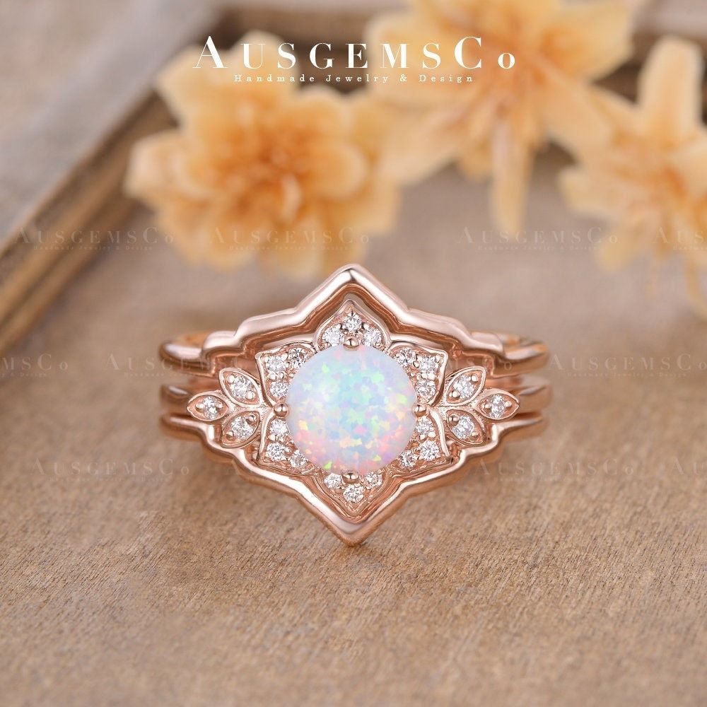 Blume Opal Rose Gold Verlobungsring Art Deco Ring Braut Set Halo Cluster Minimalistisch Geschwungen Doppel Stapelring von AUSGEMSCo